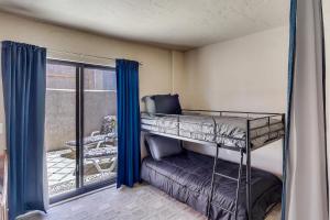 Island Condo with Pool Access in Lake Havasu City!客房内的一张或多张床位