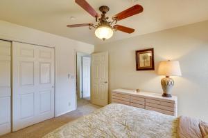 Island Condo with Pool Access in Lake Havasu City!客房内的一张或多张床位
