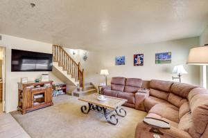 哈瓦苏湖城Island Condo with Pool Access in Lake Havasu City!的带沙发和桌子的客厅