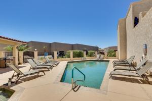 哈瓦苏湖城Island Condo with Pool Access in Lake Havasu City!的建筑物旁边有带躺椅的游泳池