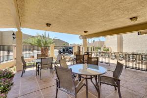 哈瓦苏湖城Island Condo with Pool Access in Lake Havasu City!的庭院设有桌椅。