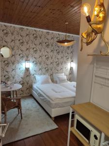 Un dormitorio con una cama y una mesa en una habitación. en cosy studio2, en Amberes