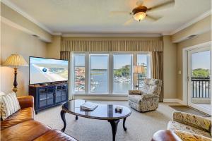 Una sala de estar con un sofá y un televisor. en 403 Main Sail, en Hilton Head Island