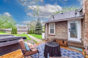 una casa de ladrillo con un patio con un tocón de árbol en Pool Table, Arcade, Darts, 3 Car Garage, Sleeps 20, en Milwaukee