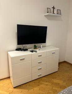 Vestidor blanco con TV de pantalla plana. en Studio Apartman Centar 2, en Livno