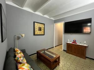 ein Wohnzimmer mit Couch und Flachbildfernseher in der Unterkunft Apartment 4 rooms Fira Barcelona in Hospitalet de Llobregat