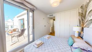 Posteľ alebo postele v izbe v ubytovaní Atico Buen Vivir en Marina Real II by Family Homes