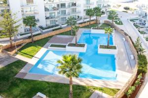 Bazén v ubytovaní Atico Buen Vivir en Marina Real II by Family Homes alebo v jeho blízkosti