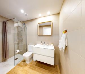 Kúpeľňa v ubytovaní Atico Buen Vivir en Marina Real II by Family Homes