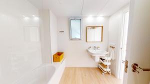Kúpeľňa v ubytovaní Atico Buen Vivir en Marina Real II by Family Homes