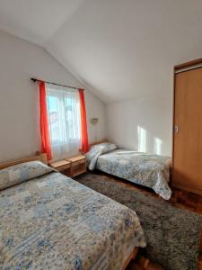 ククリカにあるApartment Ivyのベッドが3つと窓のある寝室