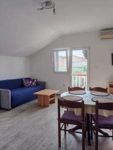 ククリカにあるApartment Ivyの青いソファとテーブルのあるリビングルーム