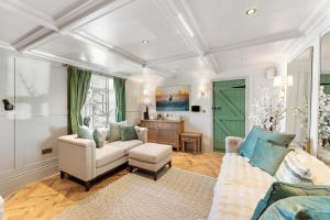 ein Wohnzimmer mit Couch und Tisch in der Unterkunft Gorgeous 3 Bedroom, 225 year old cottage in Portishead + 62 Fotos