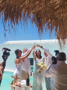 Hosté ubytování ELLI TROPiCAL LUXURY SUITES SUNSET-INFINITY POOL- SEA SIDE-NEAR CENTER PARKING + 37 fotografií