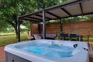 Fotografie z fotogalerie ubytování Container Haus, Hot Tub, Cowboy Pool, Pet Friendly! v destinaci Fredericksburg