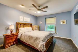 Ένα ή περισσότερα κρεβάτια σε δωμάτιο στο Game Room and Fire Pit Canal-Front Commerce Home