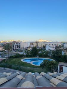 vista sulla piscina dal tetto di un edificio di Chalet en Peñiscola 160m con piscina y playa cerca 12 días mínimo de reserva a Peñíscola