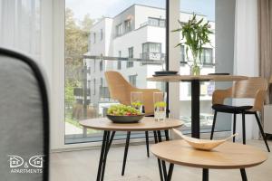 una mesa y sillas con un bol de fruta. en Milano 12 D&D Apartments, en Międzywodzie 22 fotos más