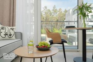 una sala de estar con un bol de fruta en una mesa en Milano 12 D&D Apartments, en Międzywodzie