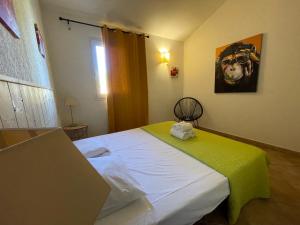 een kamer met een bed met een foto van een paard aan de muur bij Villa Immortelle, Piscine, SPA, 500m plages et commerces in Lecci