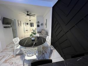 Televiisor ja/või meelelahutuskeskus majutusasutuses VSS Minimalista in Arecibo - Sleek and Serene Stay Near Beaches