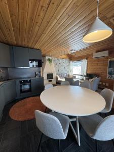 Η κουζίνα ή μικρή κουζίνα στο HIMOS Alppilumo 6 persons