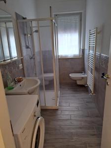 a bathroom with a shower and a sink and a toilet at Ampio appartamento centrale in Teramo