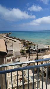 Blick auf den Strand vom Balkon einer Eigentumswohnung in der Unterkunft Daisy House in Siculiana