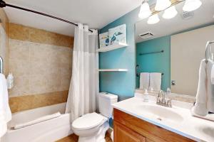 un bagno con un water, un lavandino e una vasca di Belleair Beach Club 312 a Clearwater Beach Altre 33 foto