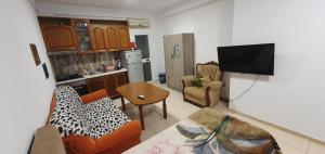 Una sala de estar con dos sofás y un televisor. en Small apartment in Durres, en Durrës