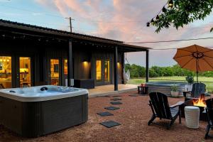 Patio nebo venkovní prostory v ubytování Container Haus, Hot Tub, Cowboy Pool, Pet Friendly!