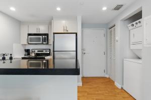Η κουζίνα ή μικρή κουζίνα στο Cozy Studio Walk to Beach Convention Center