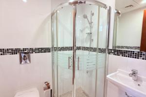 Fotografie z fotogalerie ubytování 75 inch TV Sea View Balcony 12th Flr v destinaci Manama