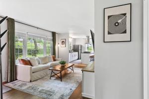 TV a/nebo společenská místnost v ubytování Cozy House in Trendy East Nashville with a Patio and Grill