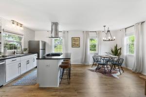 Kuchyň nebo kuchyňský kout v ubytování Cozy House in Trendy East Nashville with a Patio and Grill