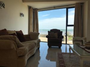 Posezení v ubytování Serene Luxurious Haven with Sea Views Letterkenny Rooms