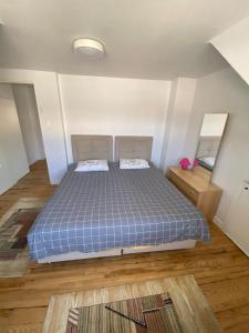 a bedroom with a bed with a blue comforter at Charmante petite maison in Bourgheim