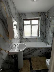 Ένα μπάνιο στο BC-Spacious Quadruple Room in Wembley!