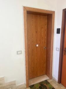 トッレ・デル・ラーゴ・プッチーニにあるLa Casinaのカーペット敷きの部屋の木製ドア