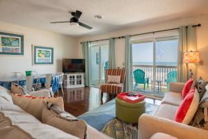 Μια τηλεόραση ή/και κέντρο ψυχαγωγίας στο Oceanfront Condo with 3+ Pools - Ocean Dunes 2006