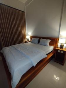 Nêst Guesthouse Tetebatu客房内的一张或多张床位
