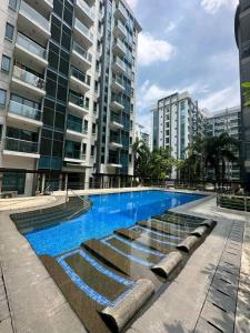 ein Schwimmbad in einer Stadt mit hohen Gebäuden in der Unterkunft PALMTREE NEWPORT AND AIRPORT STAYCATION by MRMCONDOTEL in Sampong