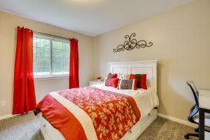 Ένα ή περισσότερα κρεβάτια σε δωμάτιο στο Pets Welcome Convenient Family Home in Westland!