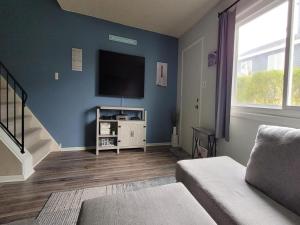 Sjónvarps- og/eða afþreyingartæki á Ship Bottom Ocean Block With Pool +10 myndir