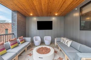 Et tv og/eller underholdning på The Grove by AvantStay Stylish Group Stay with Private Bathrooms