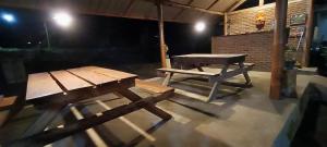 Nêst Guesthouse Tetebatu的阳台或露台