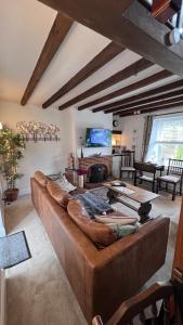 Μια τηλεόραση ή/και κέντρο ψυχαγωγίας στο Sunny Hill Cottage Milford with fabulous views near Belper Duffield