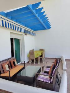 un soggiorno con sedie e tavolo in vetro di Beautiful apartment at RIVIERA BEACH RESIDENCE CABO NEGRO a Cabo Negro