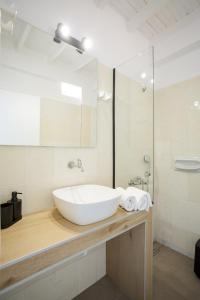 Koupelna v ubytování Finikas Resort Sfakia - Seaside Rooms + 73 fotografií