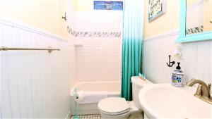 Un baño con un inodoro blanco y un lavabo. en 817 Stockton Avenue, Apt 1, en Cape May 20 fotos más